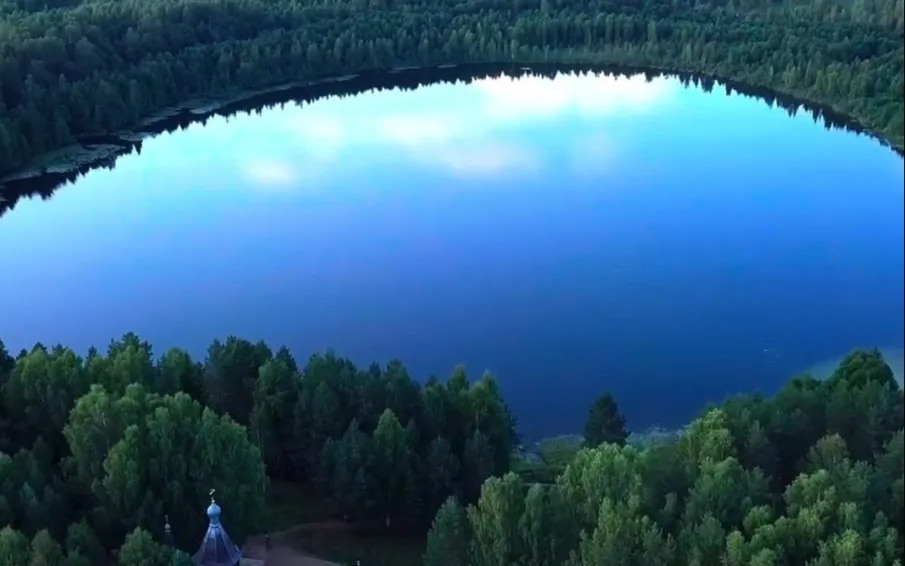 Сияет, как Божественное Око, святой и светоносный Светлояр